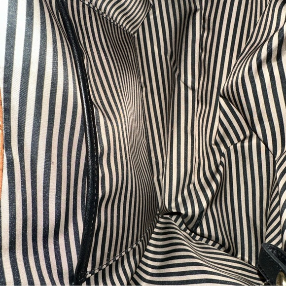 Gianni Bini Alligator Purse Magnetic closure/front pocket. Gold chain on strap - Picture 11 of 16